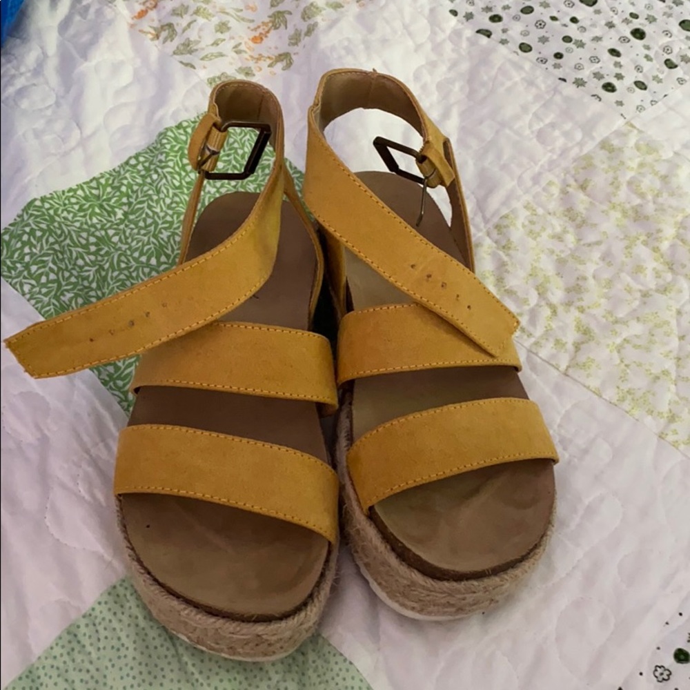 Yellow sandals - Picture 3 of 4